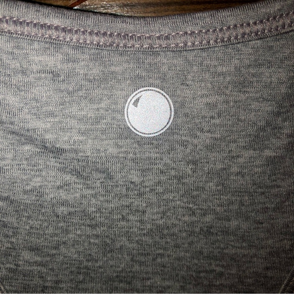 YOGALICIOUS Grey Racerback Crop Top! Size Small - Picture 3 of 5